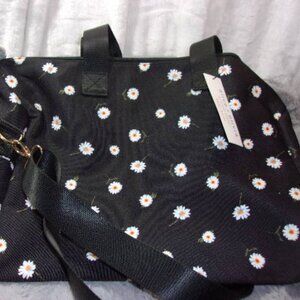 E-96 NWT ALICE AND OLIVIA BY STACEY BENDET DUFFLE BAG DAISY PATTERN